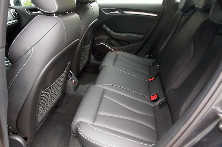 Интерьер Audi A3 Sportback e-Tron (8V) 2014 года  (фото 61 из 95)